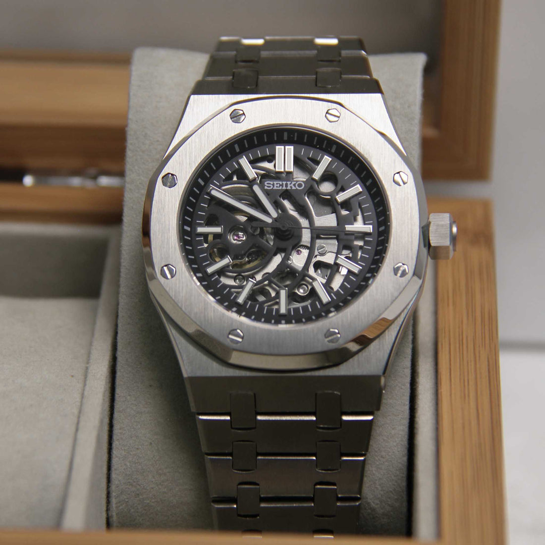 هيكل فولاذي أسود من سيكو مود رويال سيكو أوك