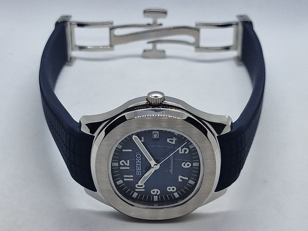 blue dial seiko mod nautiko blue rubber strap detail