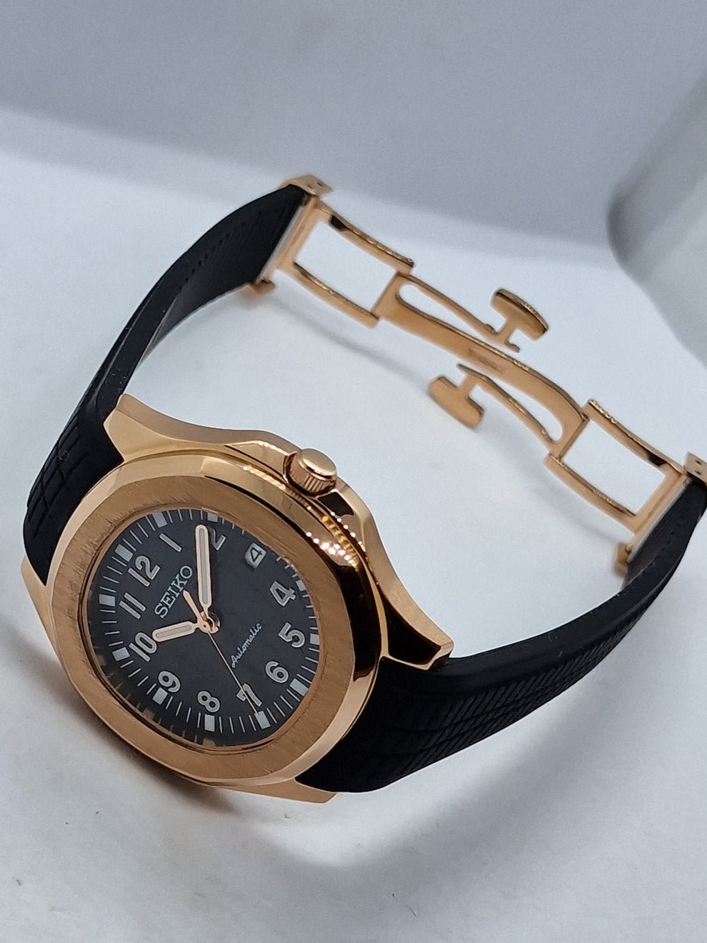 rose gold black seiko mod nautiko brown rubber strap detail
