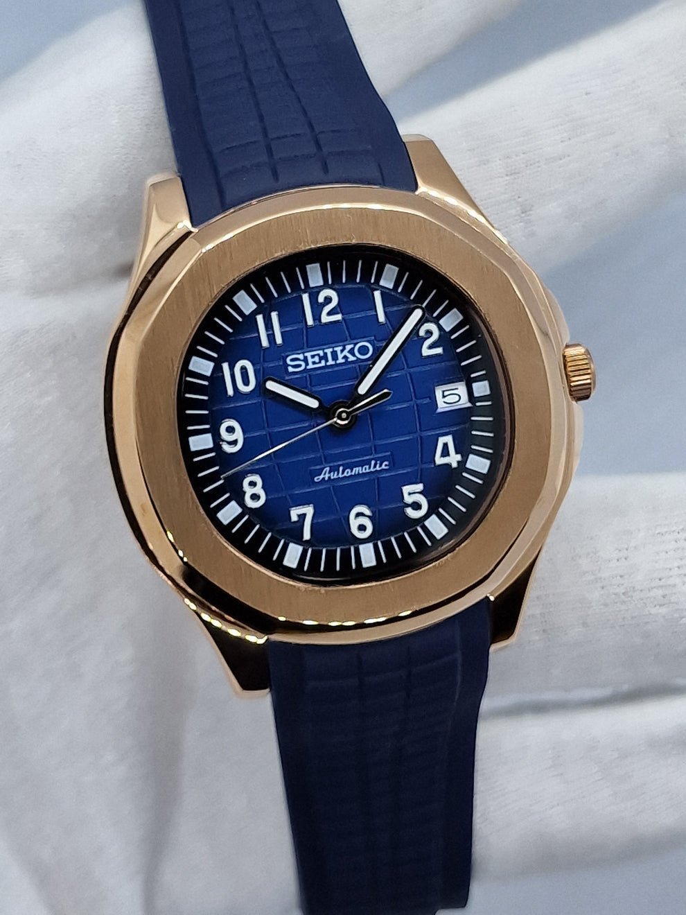 rose gold blue seiko mod nautiko rose gold case detail
