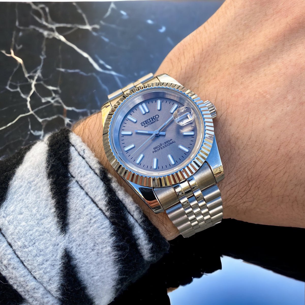 exhibition caseback and stainless steel jubilee bracelet of champagne dial Seiko NH35 mod watch, detail view