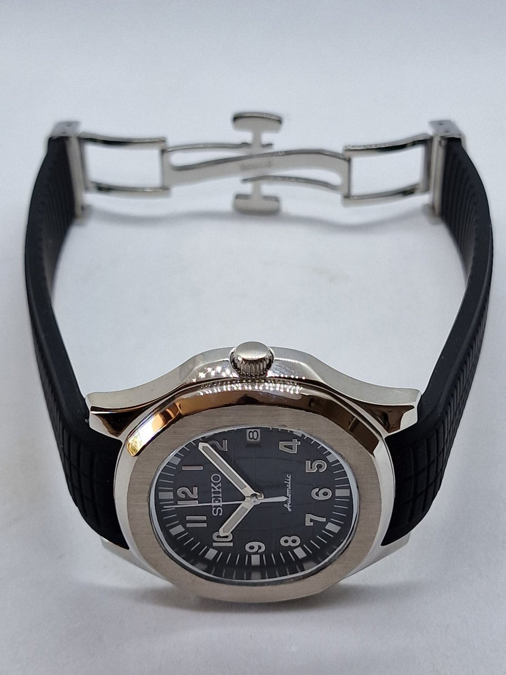 black nautiko seiko mod rubber strap detail