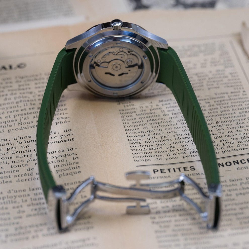 green dial seiko mod nautiko green rubber strap detail