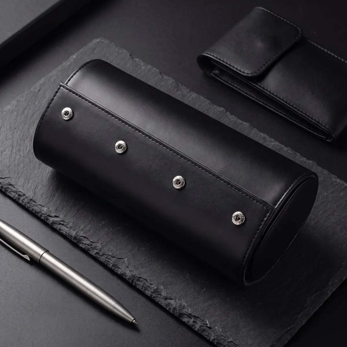 Seiko Mod Uhr 3-TEILIGES UHREN-REISEETUI-SET (SCHWARZ) – Flatlay auf Schiefer – MedoMods