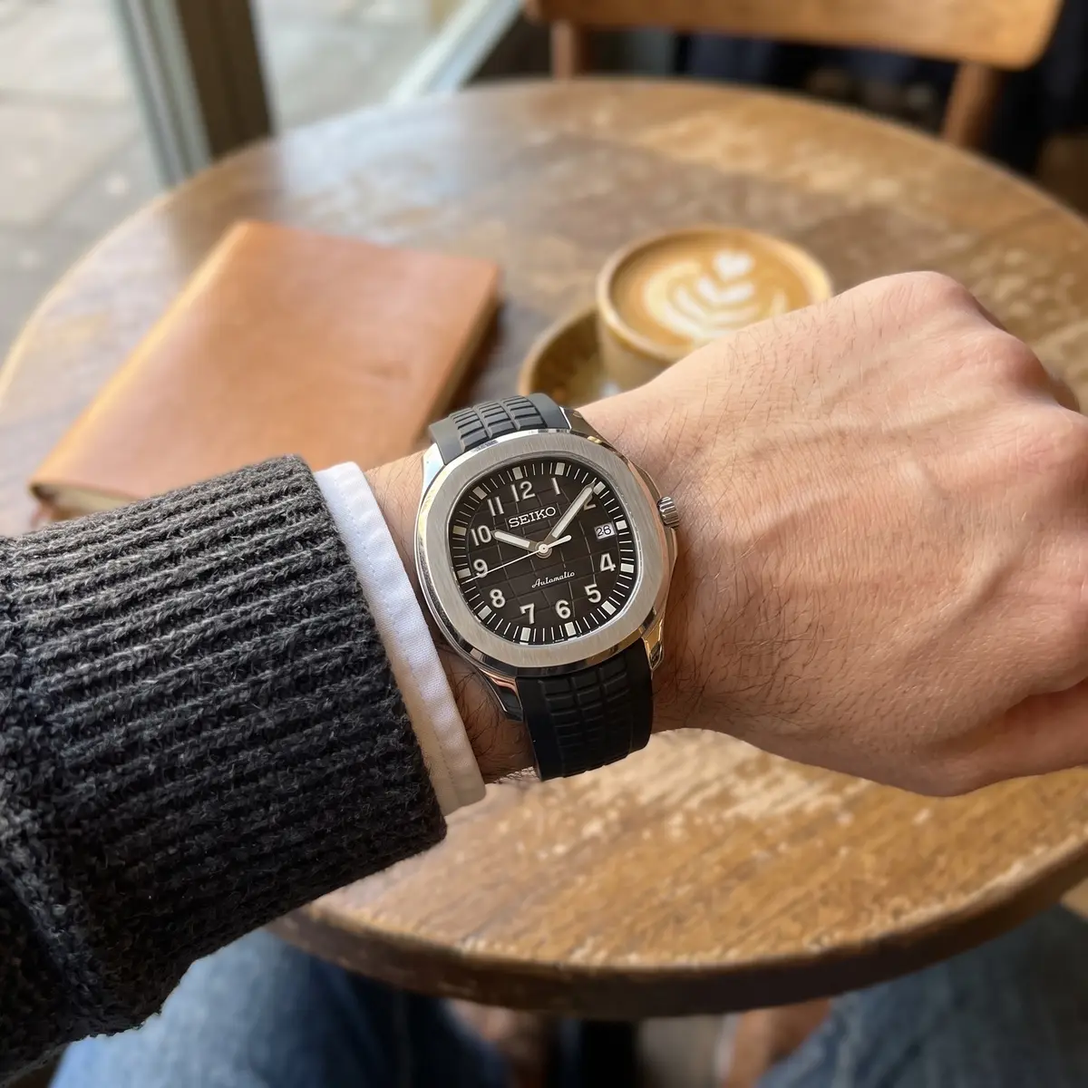 Seiko Mod Uhr AQUA MOD - SCHWARZ – am Handgelenk – Wristshot – MedoMods