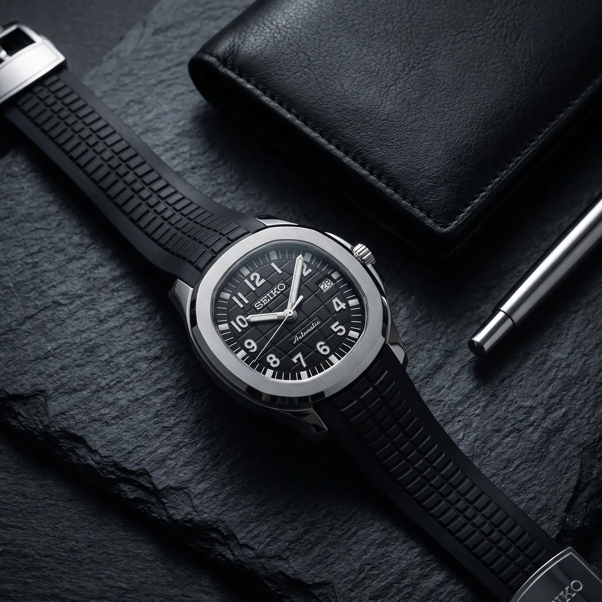 Seiko Mod Uhr AQUA MOD - SCHWARZ – Flatlay auf Schiefer – MedoMods