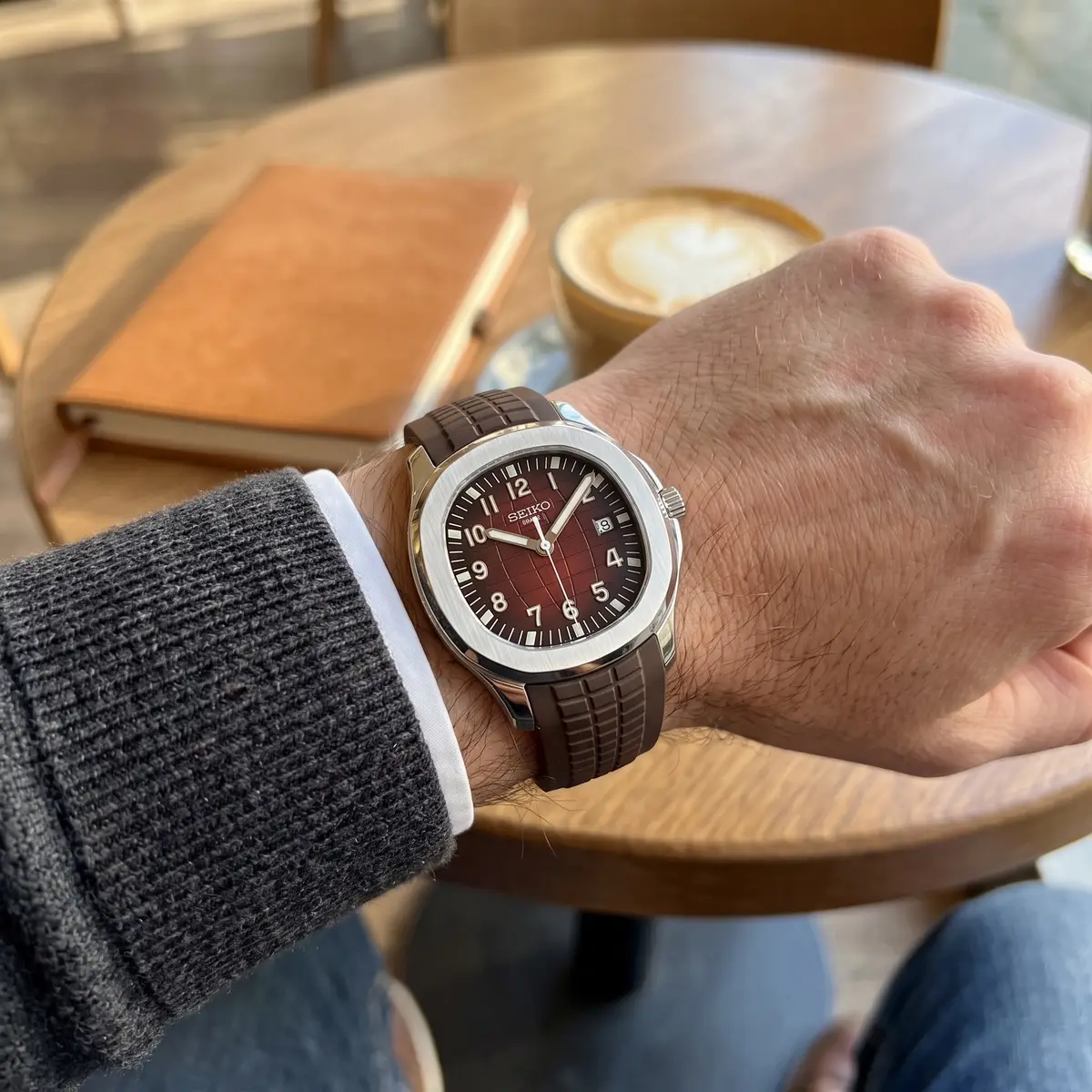 Seiko Mod Uhr AQUA MOD - BRAUN – am Handgelenk – Wristshot – MedoMods