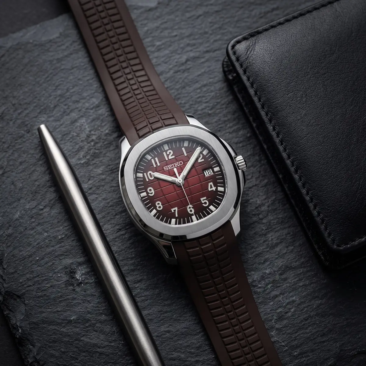 Seiko Mod Uhr AQUA MOD - BRAUN – Flatlay auf Schiefer – MedoMods