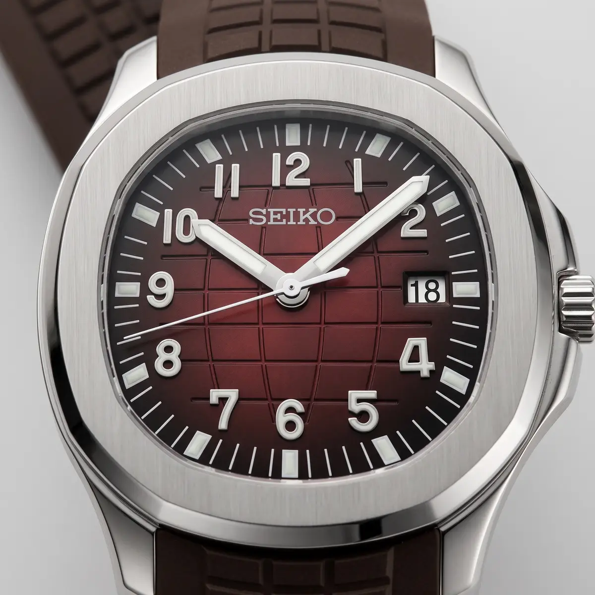 Seiko Mod Uhr AQUA MOD - BRAUN – Zifferblatt Nahaufnahme – MedoMods