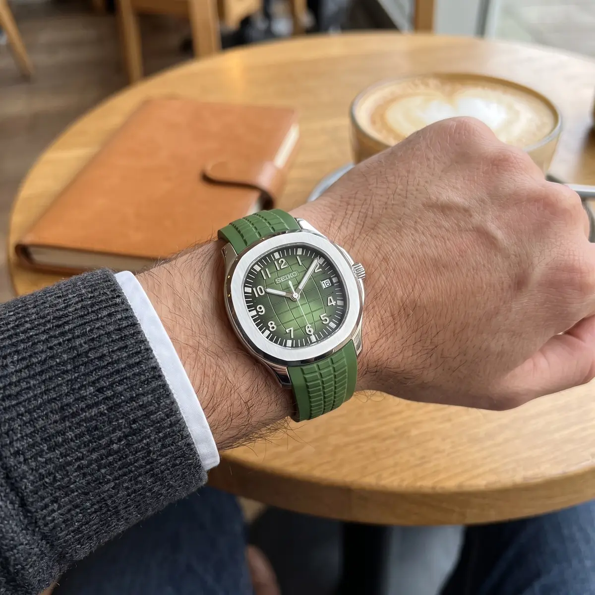 Seiko Mod Uhr AQUA MOD - GRÜN – am Handgelenk – Wristshot – MedoMods