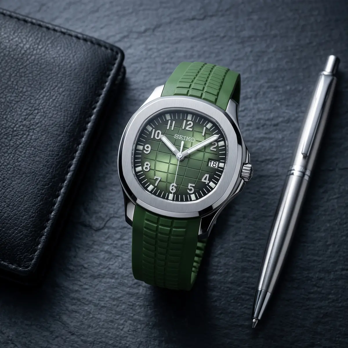 Seiko Mod Uhr AQUA MOD - GRÜN – Flatlay auf Schiefer – MedoMods