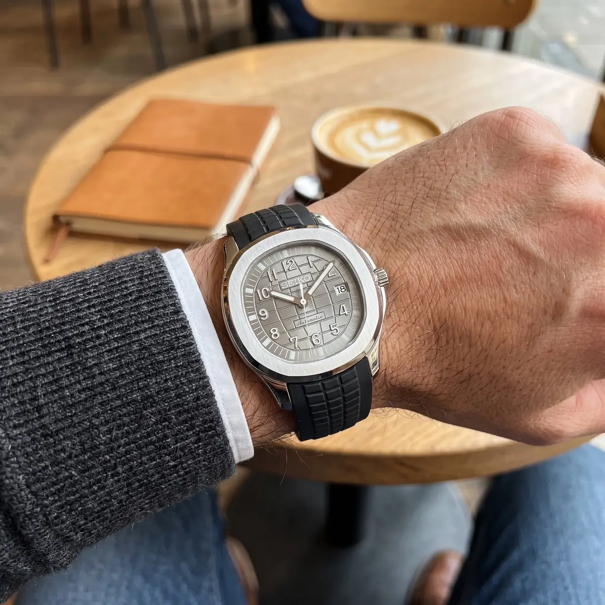 Seiko Mod Uhr AQUA MOD - GRAU & SCHWARZ – am Handgelenk – Wristshot – MedoMods