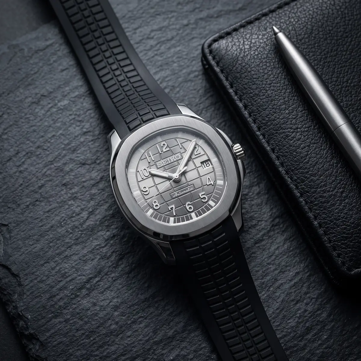 Seiko Mod Uhr AQUA MOD - GRAU & SCHWARZ – Flatlay auf Schiefer – MedoMods