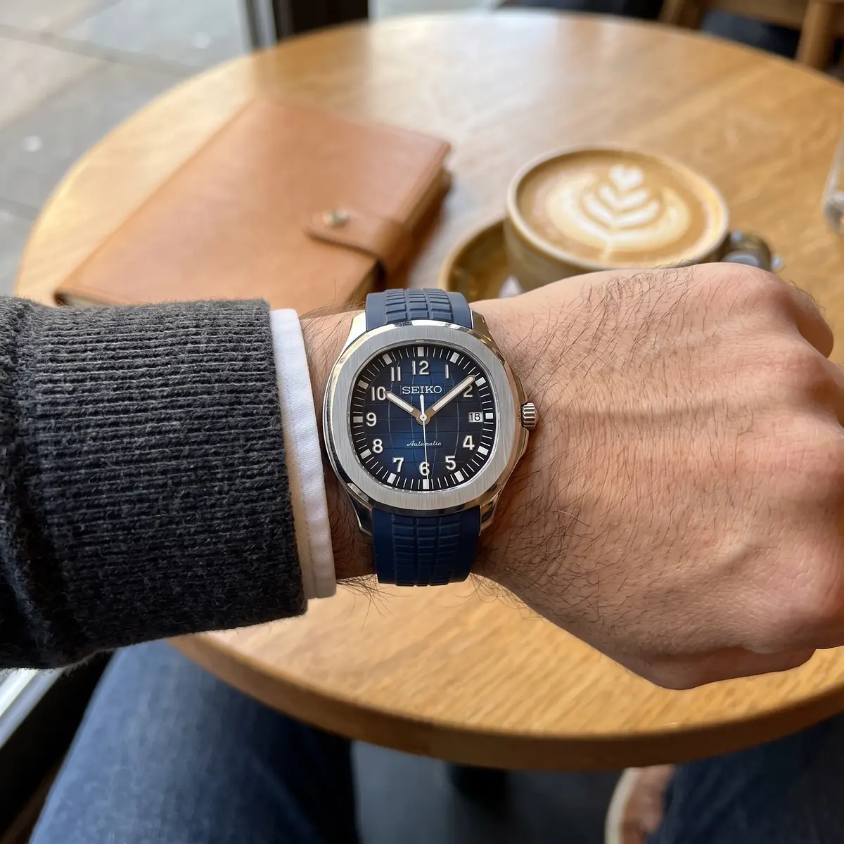 Seiko Mod Uhr AQUA MOD - NAVY BLAU – am Handgelenk – Wristshot – MedoMods