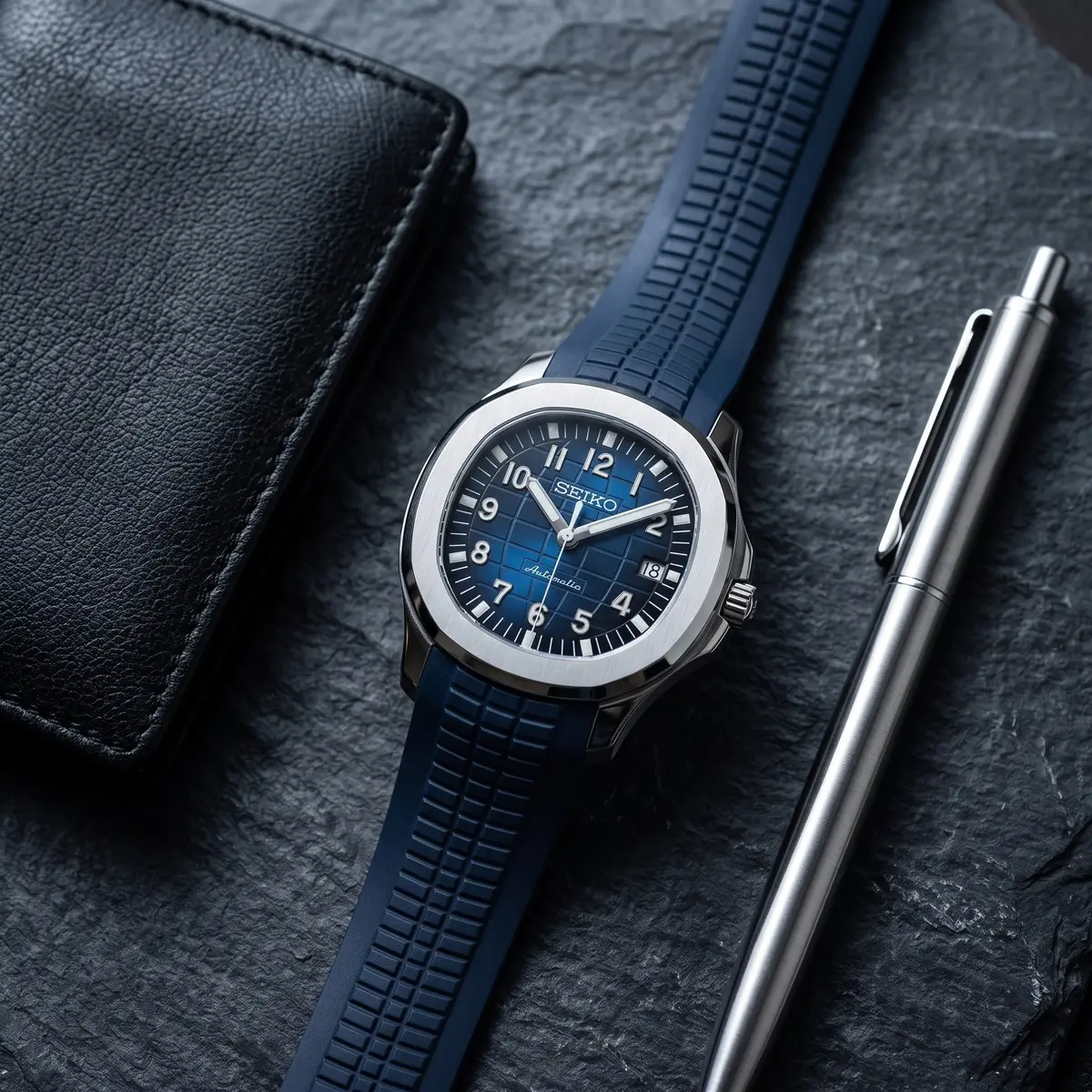 Seiko Mod Uhr AQUA MOD - NAVY BLAU – Flatlay auf Schiefer – MedoMods