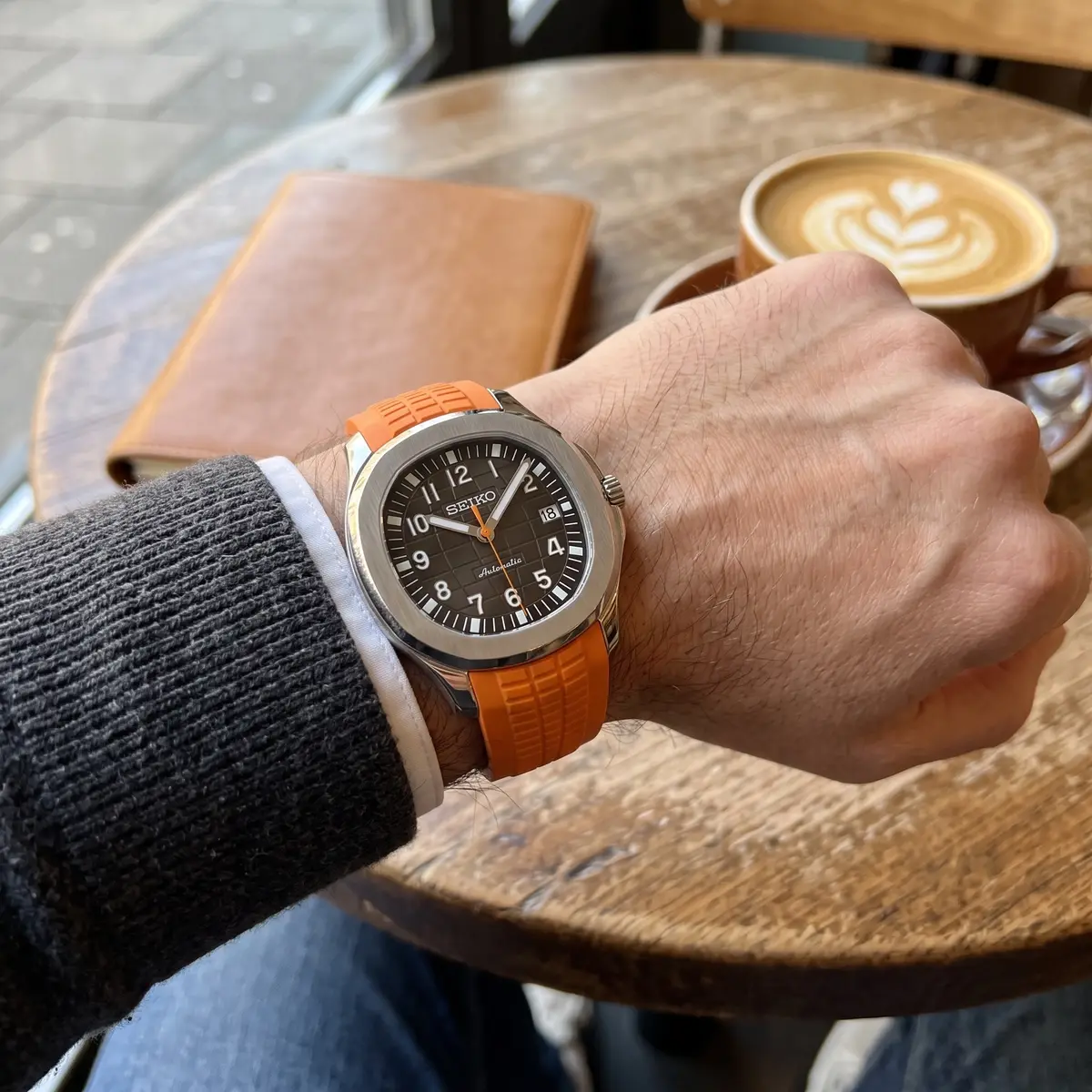 Seiko Mod Uhr AQUA MOD - ORANGE & SCHWARZ – am Handgelenk – Wristshot – MedoMods