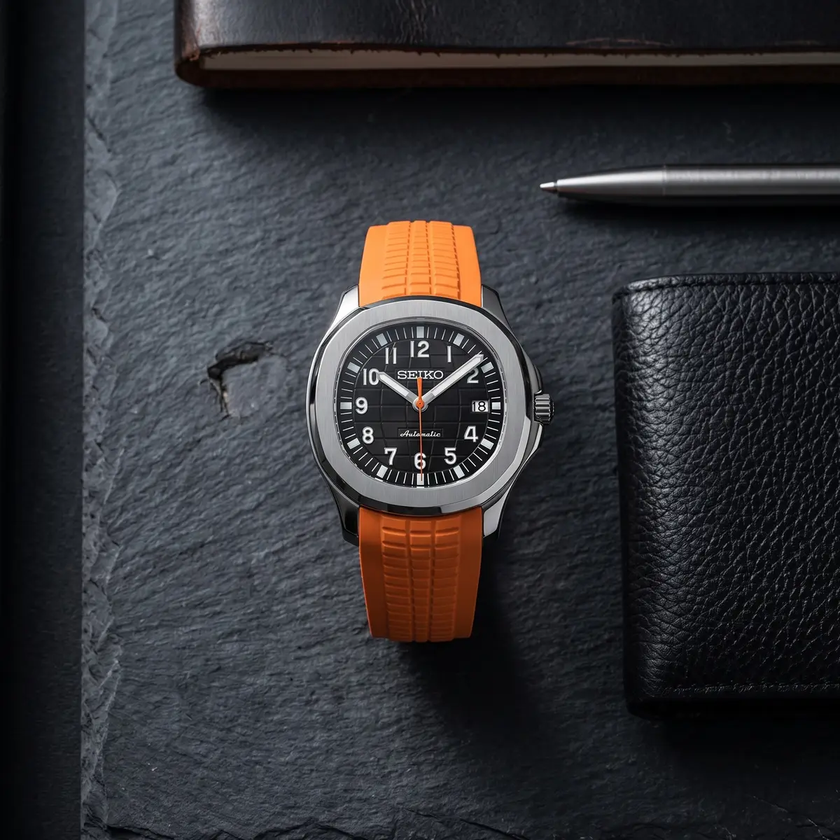 Seiko Mod Uhr AQUA MOD - ORANGE & SCHWARZ – Flatlay auf Schiefer – MedoMods