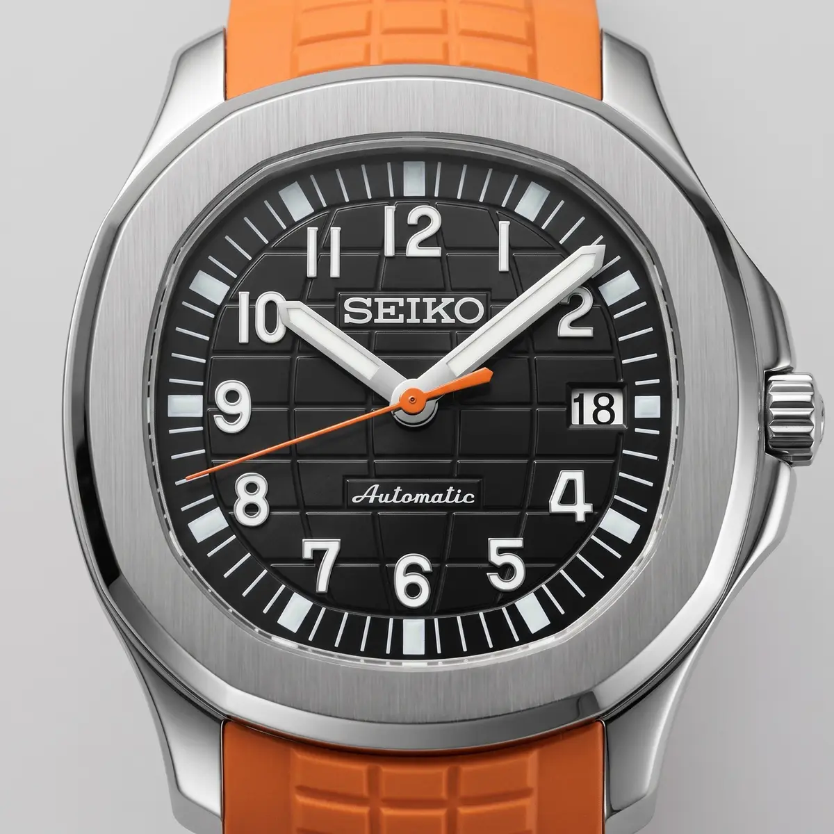 Seiko Mod Uhr AQUA MOD - ORANGE & SCHWARZ – Zifferblatt Nahaufnahme – MedoMods
