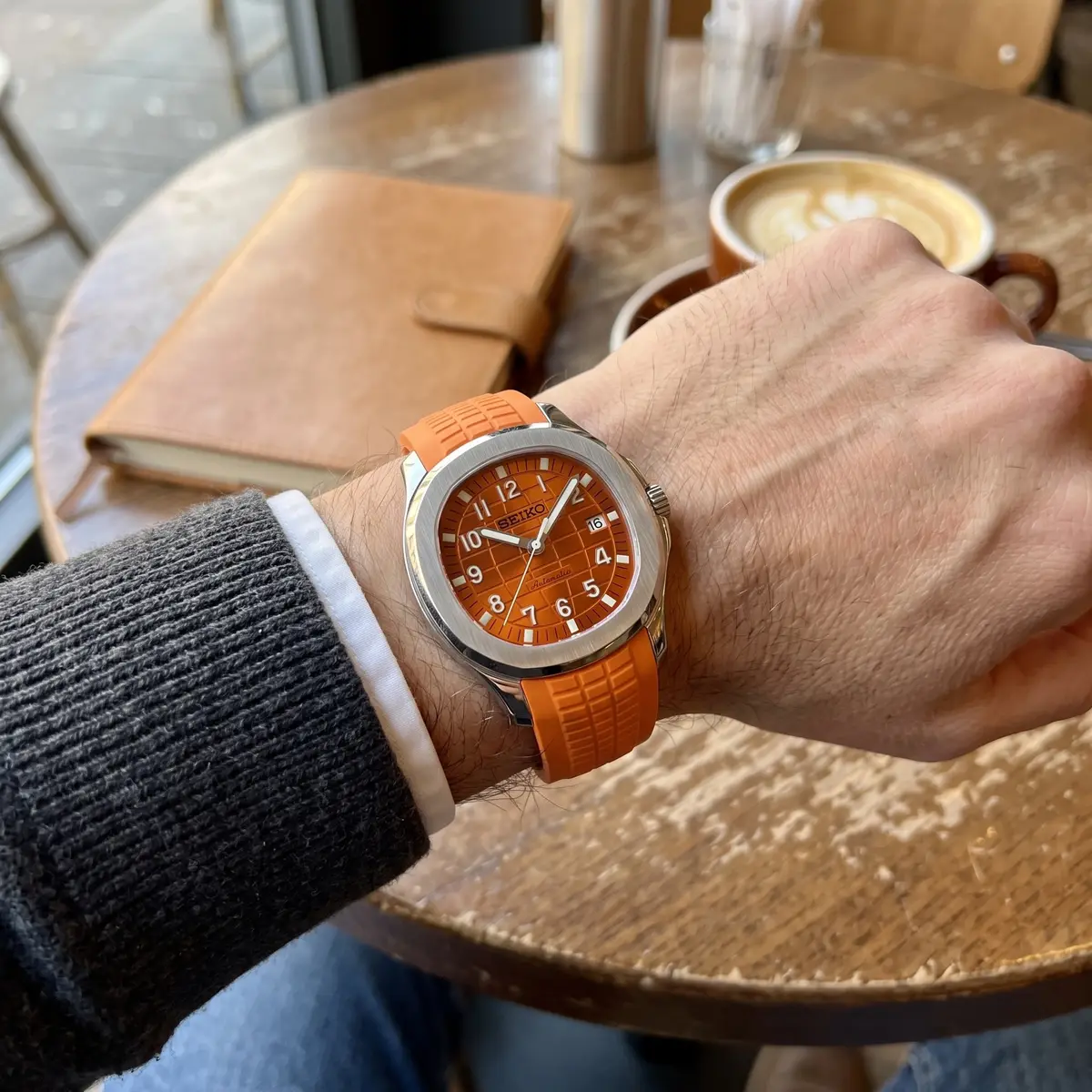 Seiko Mod Uhr AQUA MOD - ORANGE – am Handgelenk – Wristshot – MedoMods