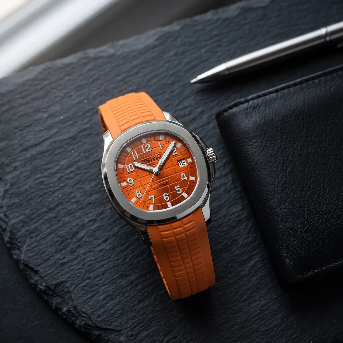 Seiko Mod Uhr AQUA MOD - ORANGE – Flatlay auf Schiefer – MedoMods