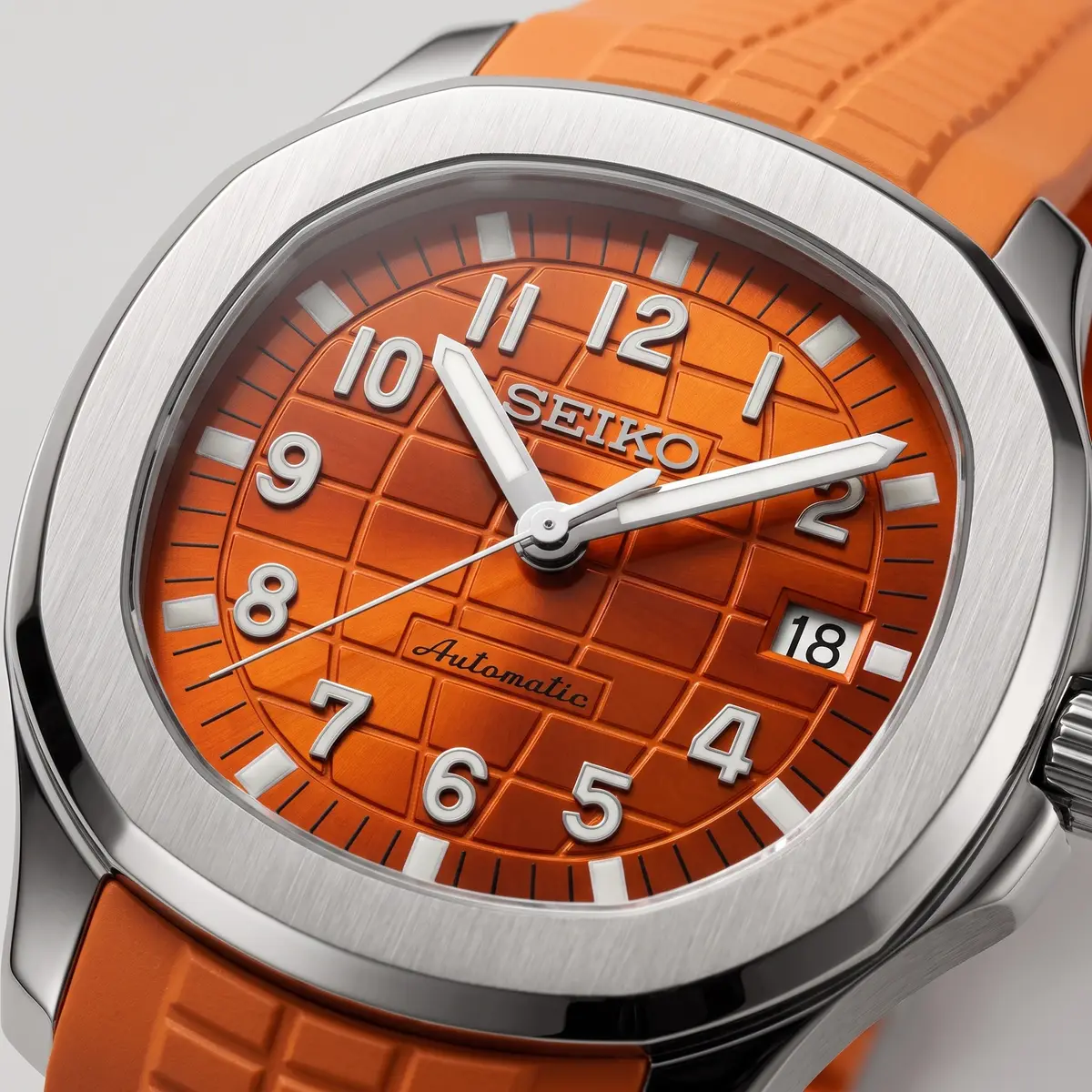 Seiko Mod Uhr AQUA MOD - ORANGE – Zifferblatt Nahaufnahme – MedoMods