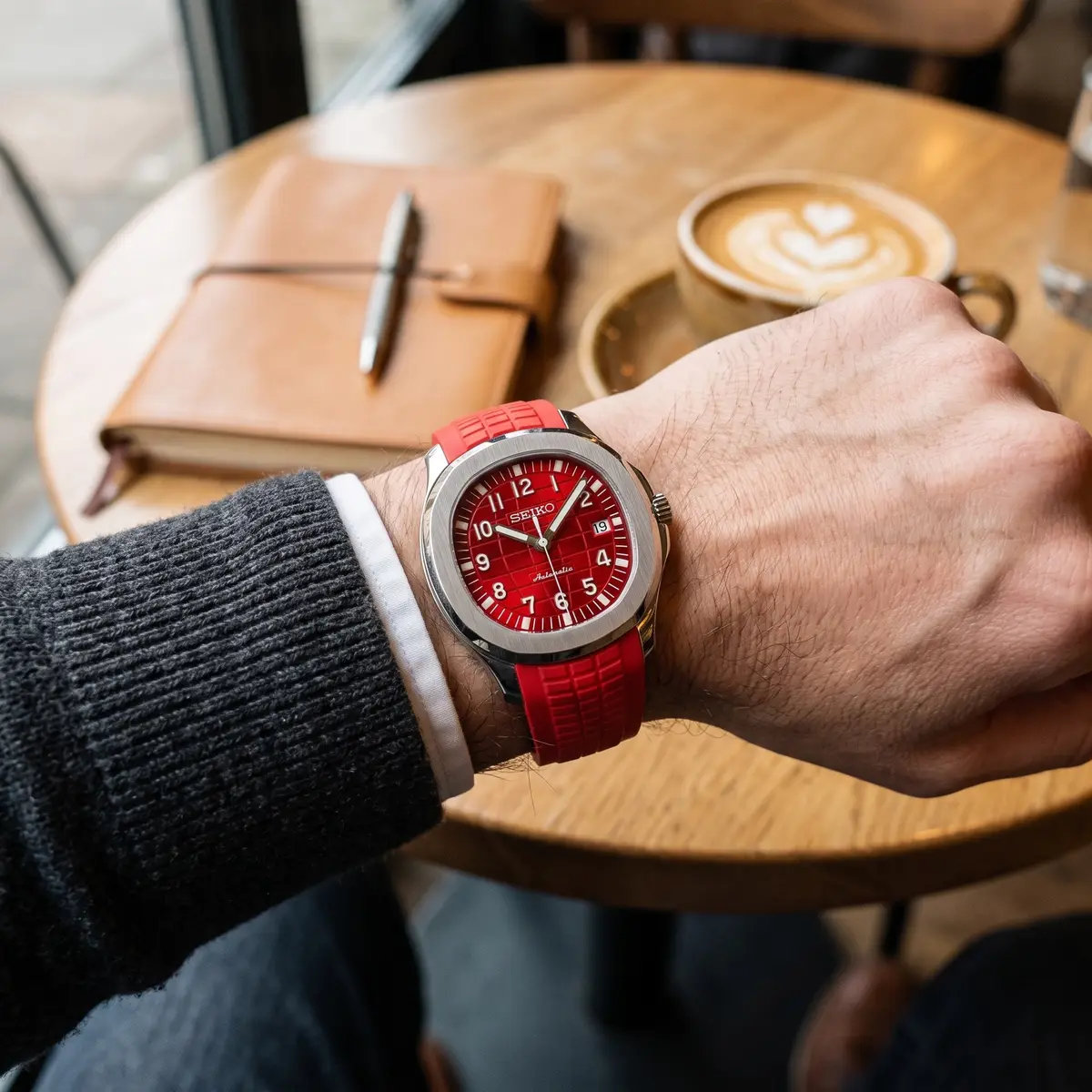 Seiko Mod Uhr AQUA MOD - ROT – am Handgelenk – Wristshot – MedoMods