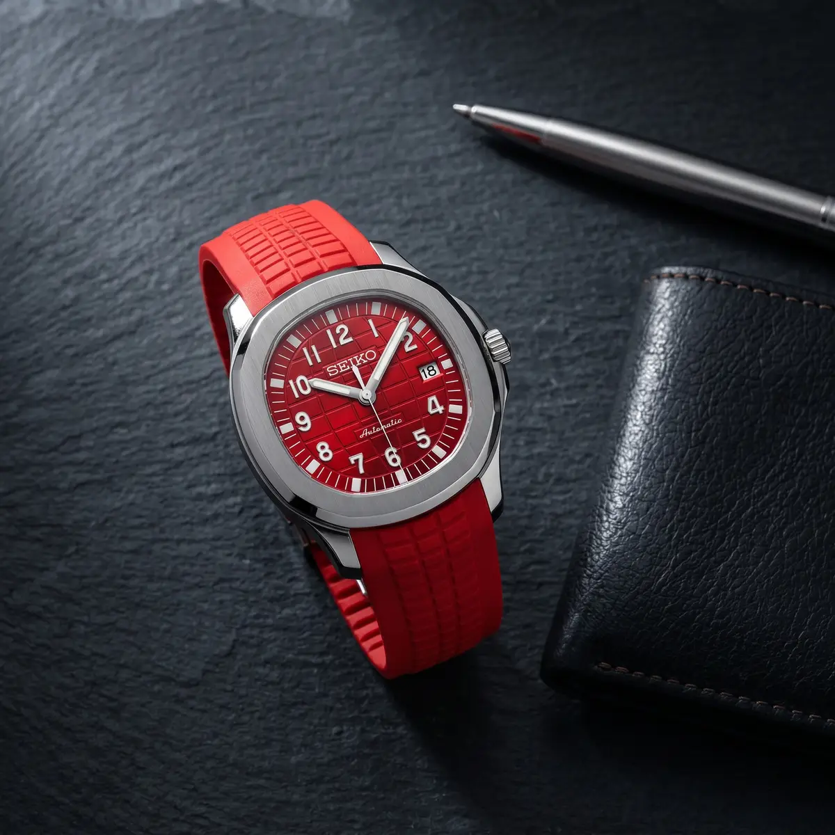 Seiko Mod Uhr AQUA MOD - ROT – Flatlay auf Schiefer – MedoMods