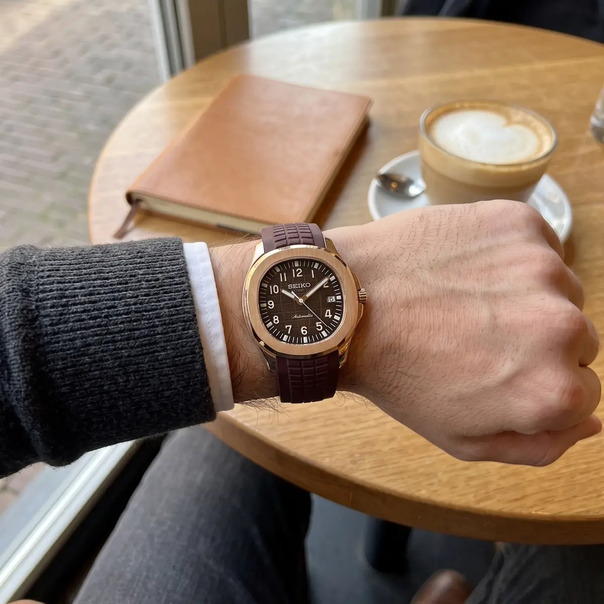 Seiko Mod Uhr AQUA MOD - ROSE GOLD - BRAUN – am Handgelenk – Wristshot – MedoMods