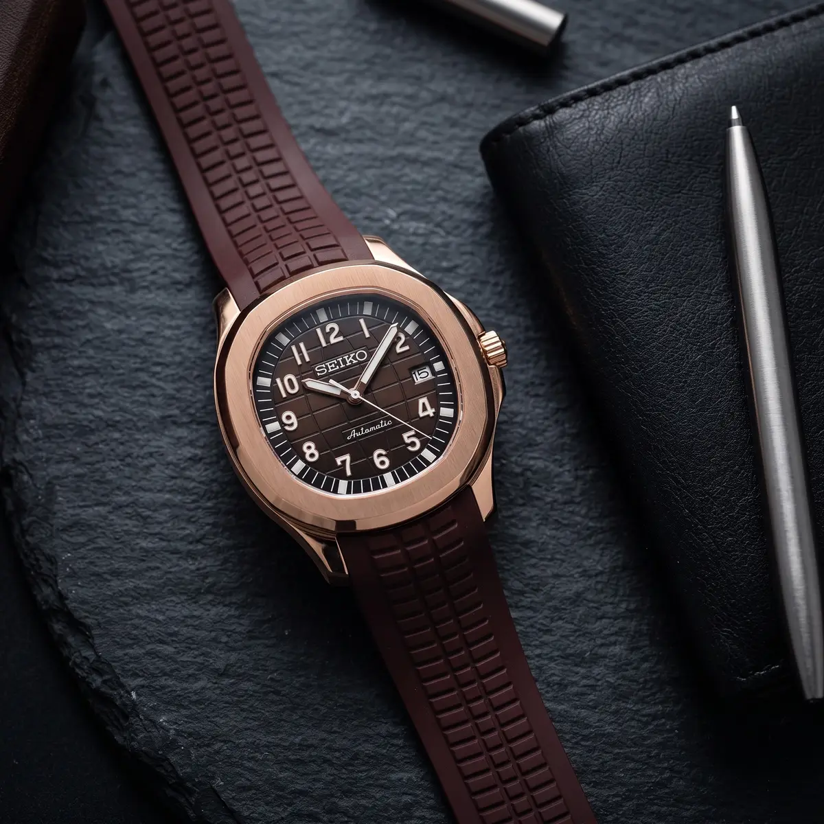 Seiko Mod Uhr AQUA MOD - ROSE GOLD - BRAUN – Flatlay auf Schiefer – MedoMods