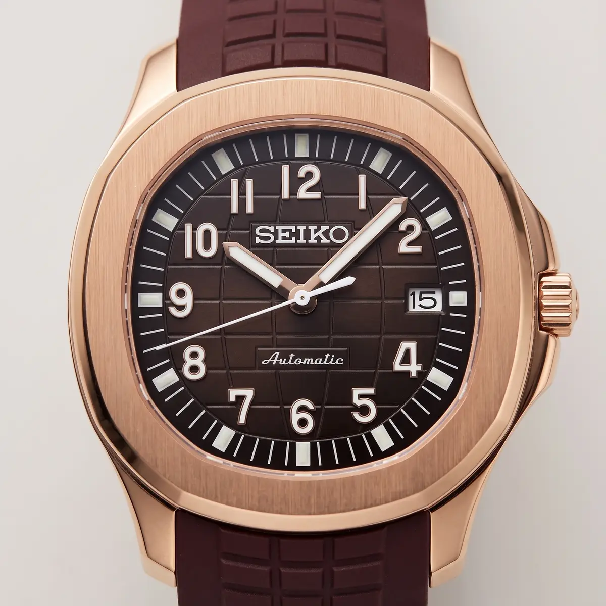 Seiko Mod Uhr AQUA MOD - ROSE GOLD - BRAUN – Zifferblatt Nahaufnahme – MedoMods