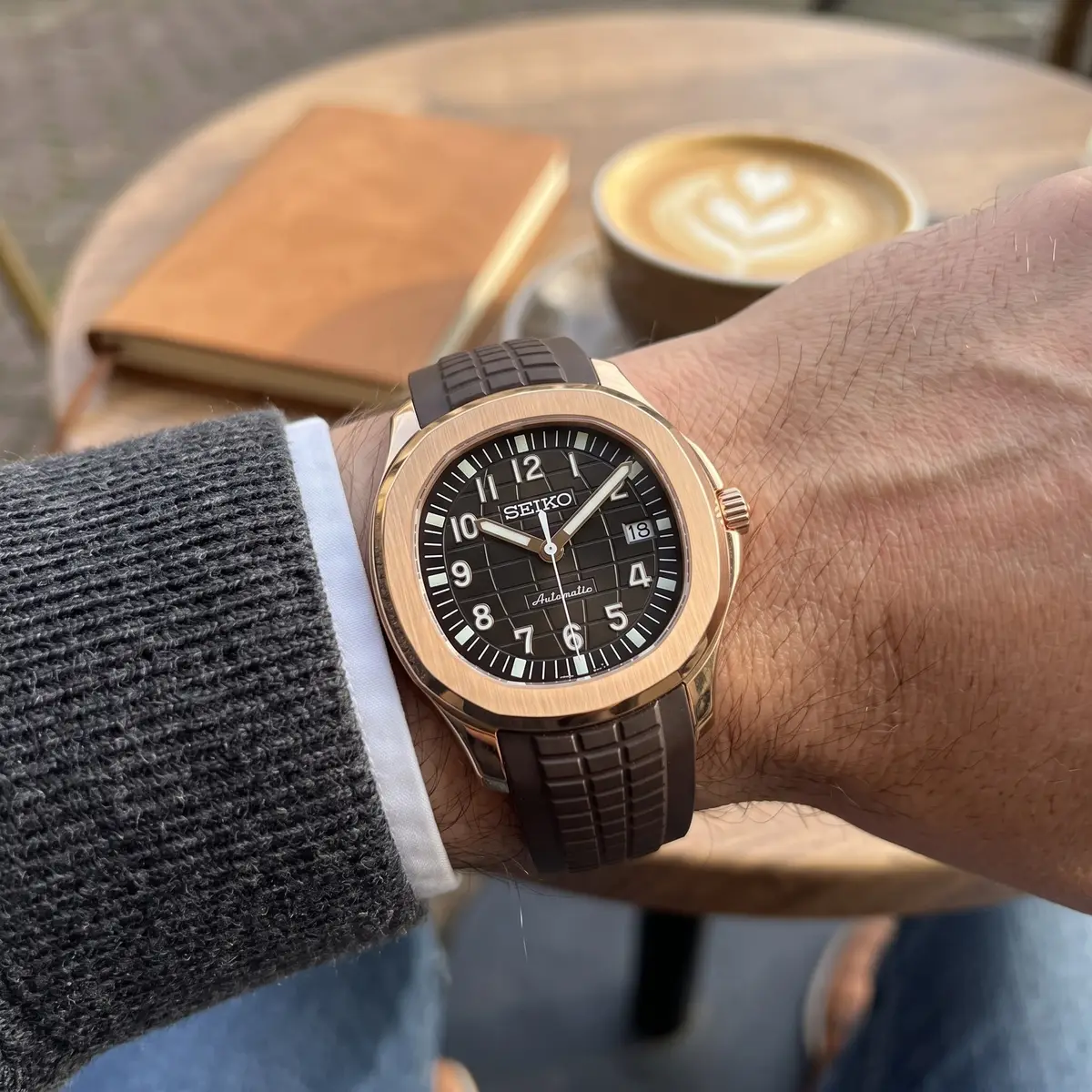 Seiko Mod Uhr AQUA MOD - ROSÉGOLD – am Handgelenk – Wristshot – MedoMods