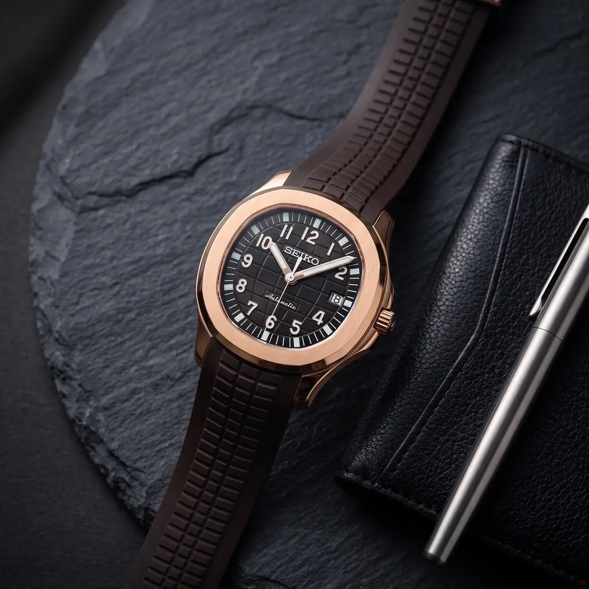 Seiko Mod Uhr AQUA MOD - ROSÉGOLD – Flatlay auf Schiefer – MedoMods
