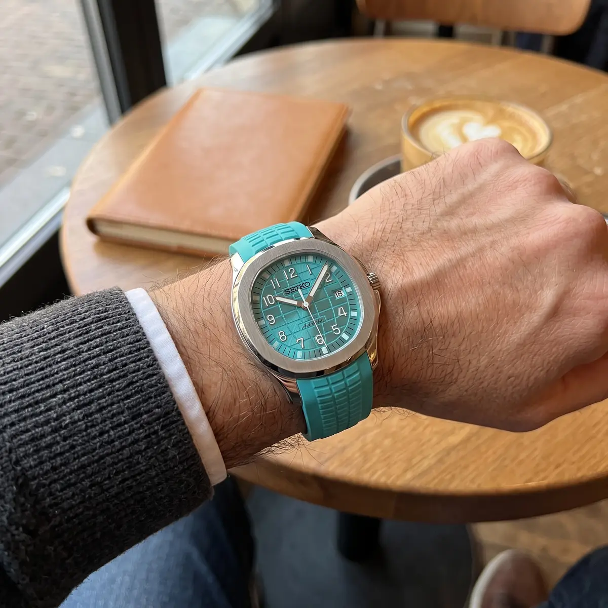 Seiko Mod Uhr AQUA MOD - TIFFANY – am Handgelenk – Wristshot – MedoMods