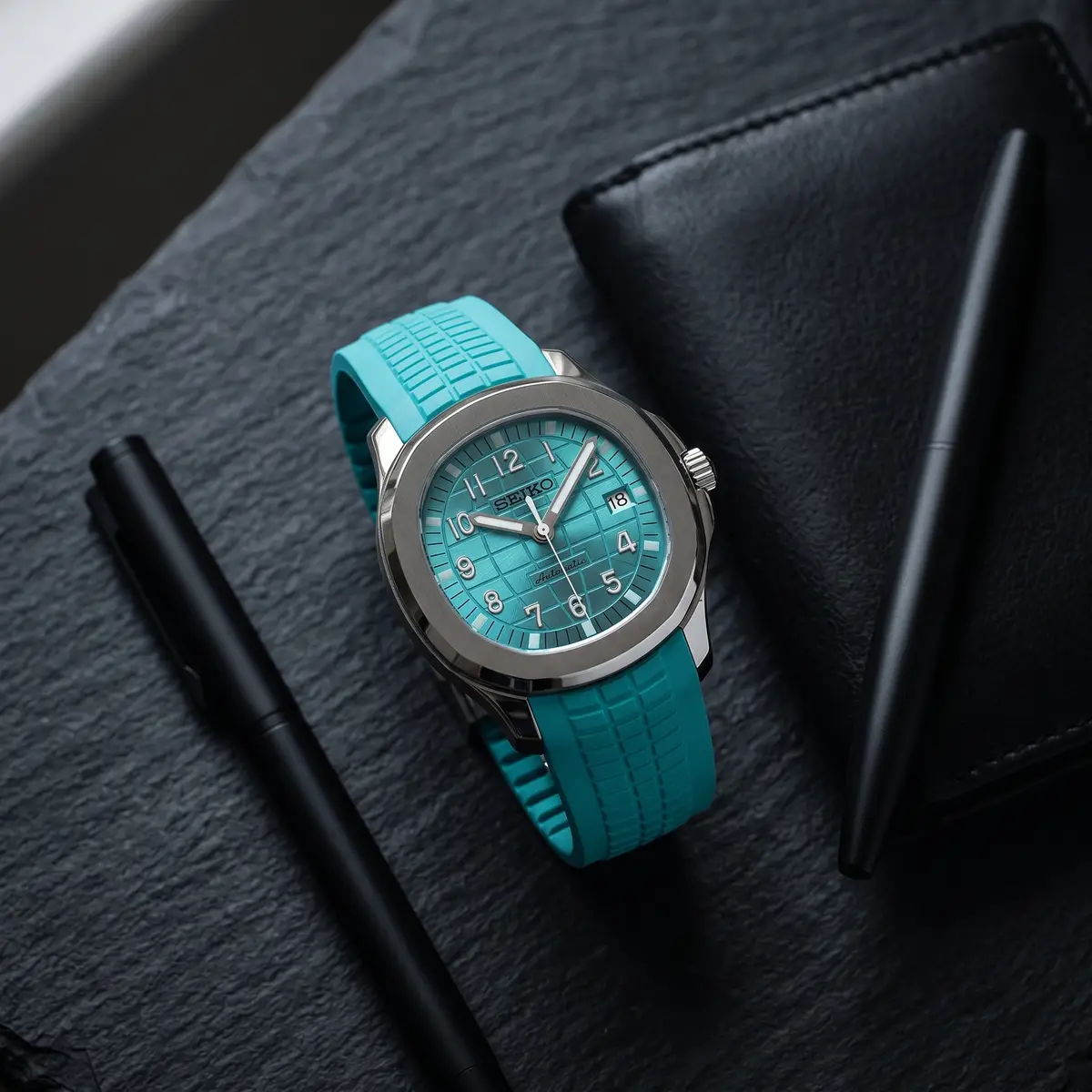 Seiko Mod Uhr AQUA MOD - TIFFANY – Flatlay auf Schiefer – MedoMods