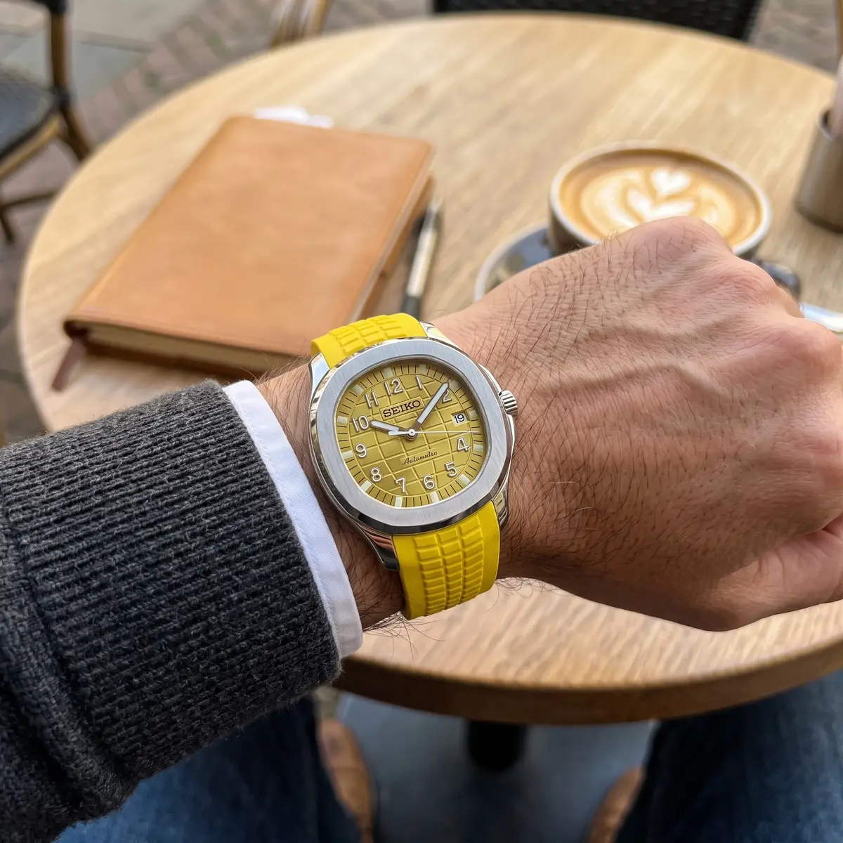 Seiko Mod Uhr AQUA MOD - GELB – am Handgelenk – Wristshot – MedoMods
