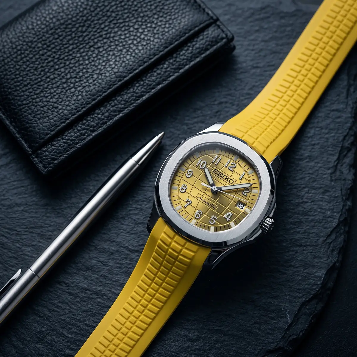Seiko Mod Uhr AQUA MOD - GELB – Flatlay auf Schiefer – MedoMods