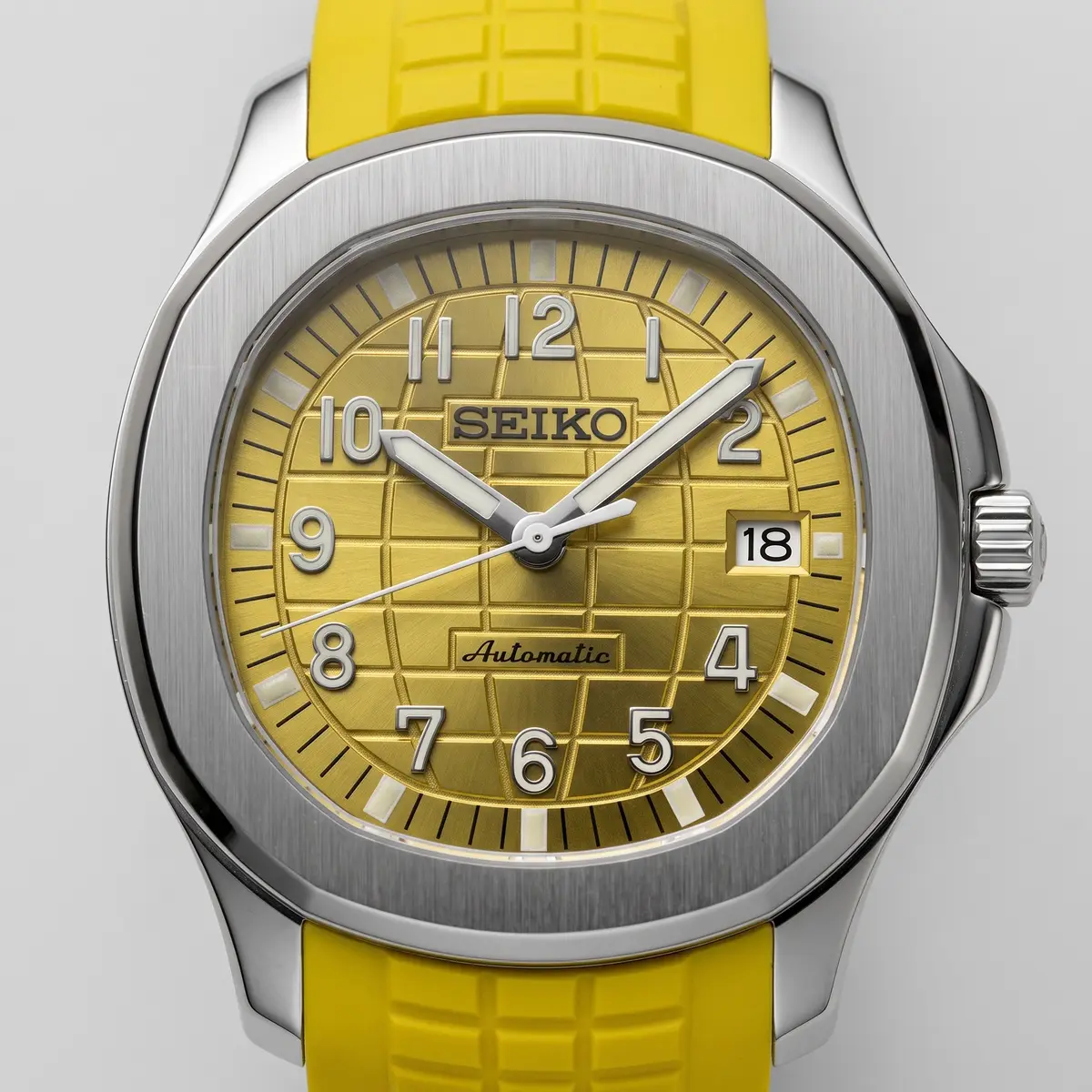 Seiko Mod Uhr AQUA MOD - GELB – Zifferblatt Nahaufnahme – MedoMods