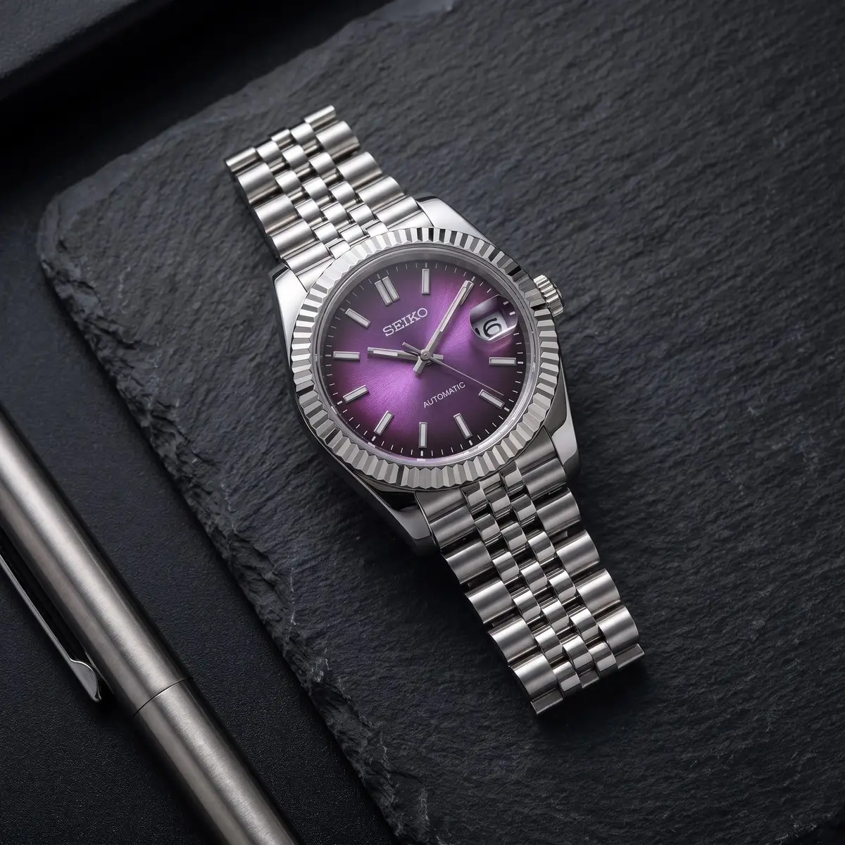Seiko Mod Uhr Automatik - 40 mm - Klarer Gehäuseboden – Flatlay auf Schiefer – MedoMods