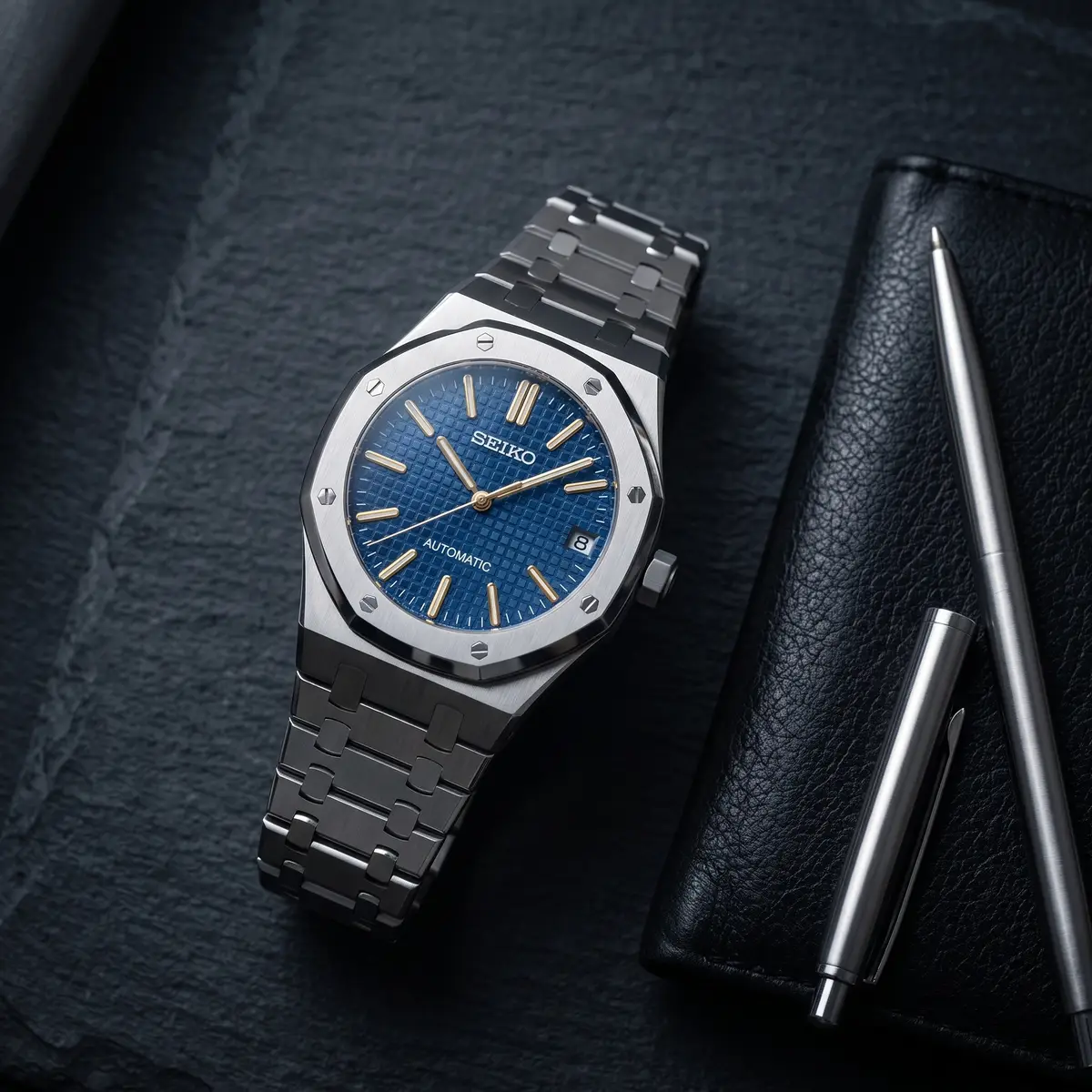 Seiko Mod Uhr Automatik - 41,5 mm - Gehäuseboden aus Stahl – Flatlay auf Schiefer – MedoMods