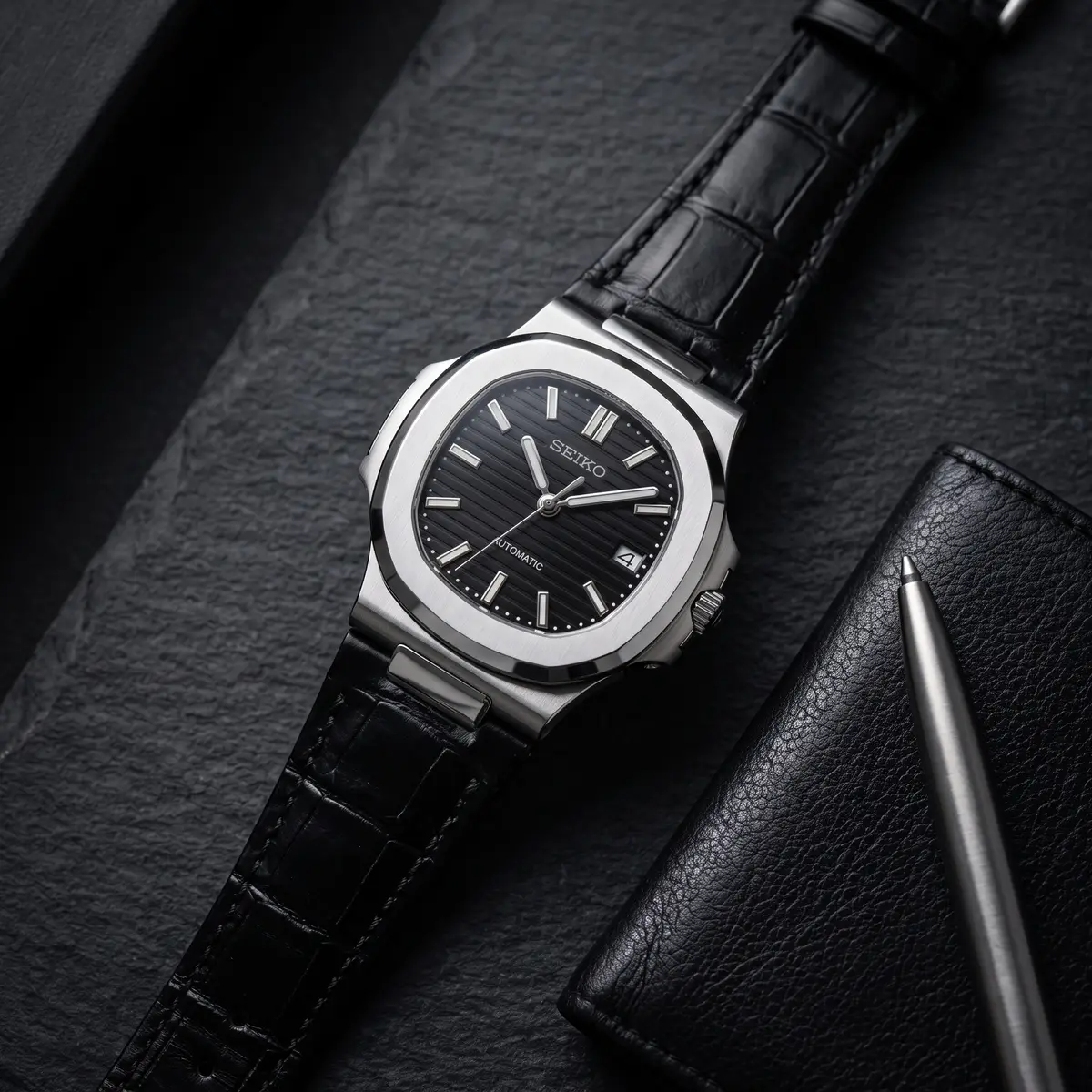 Seiko Mod Uhr Automatik - 41 mm - Gehäuseboden aus Stahl – Flatlay auf Schiefer – MedoMods