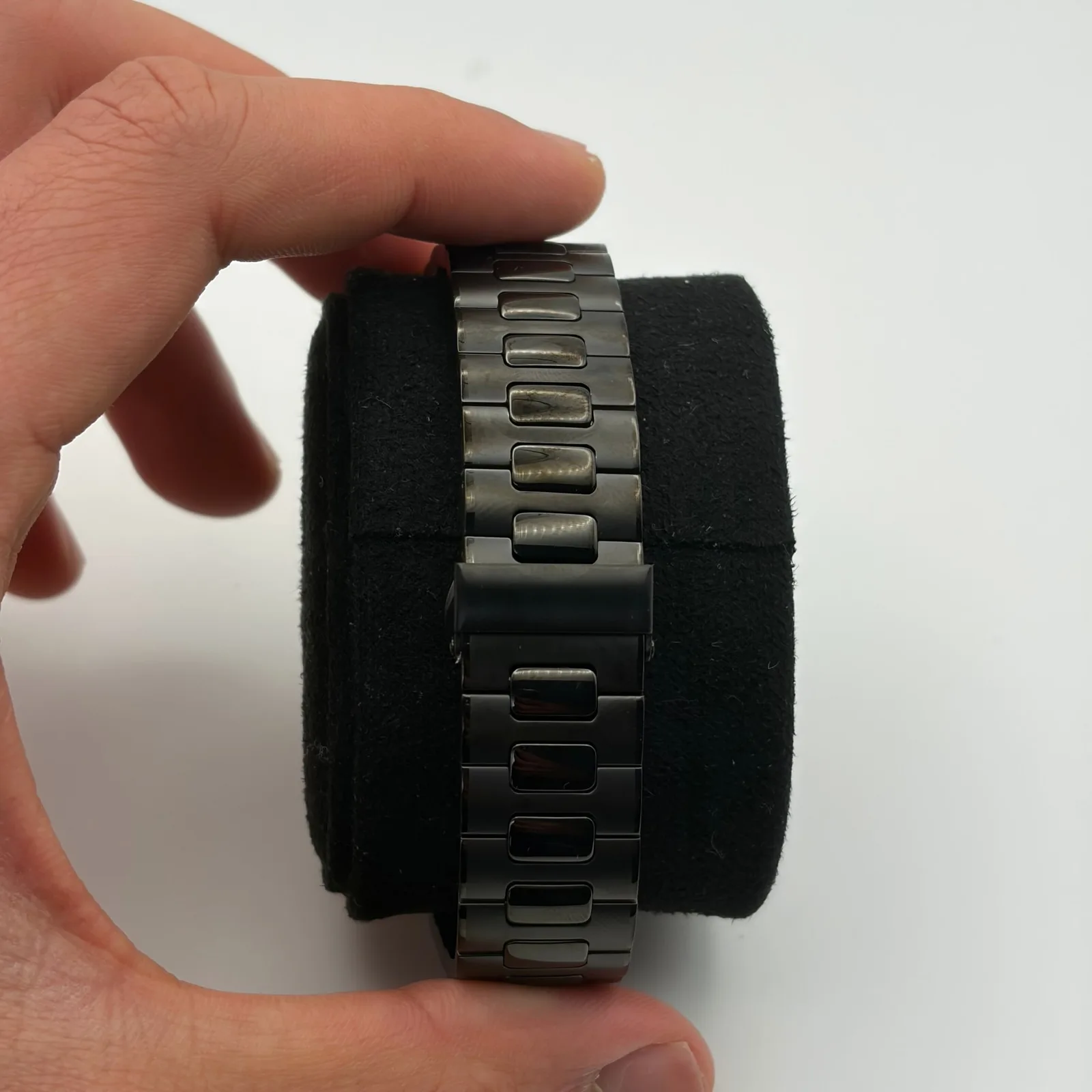 NAUT MOD - STEALTH BLACK, NÚMEROS ARÁBIGOS – vista trasera con el cierre cerrado