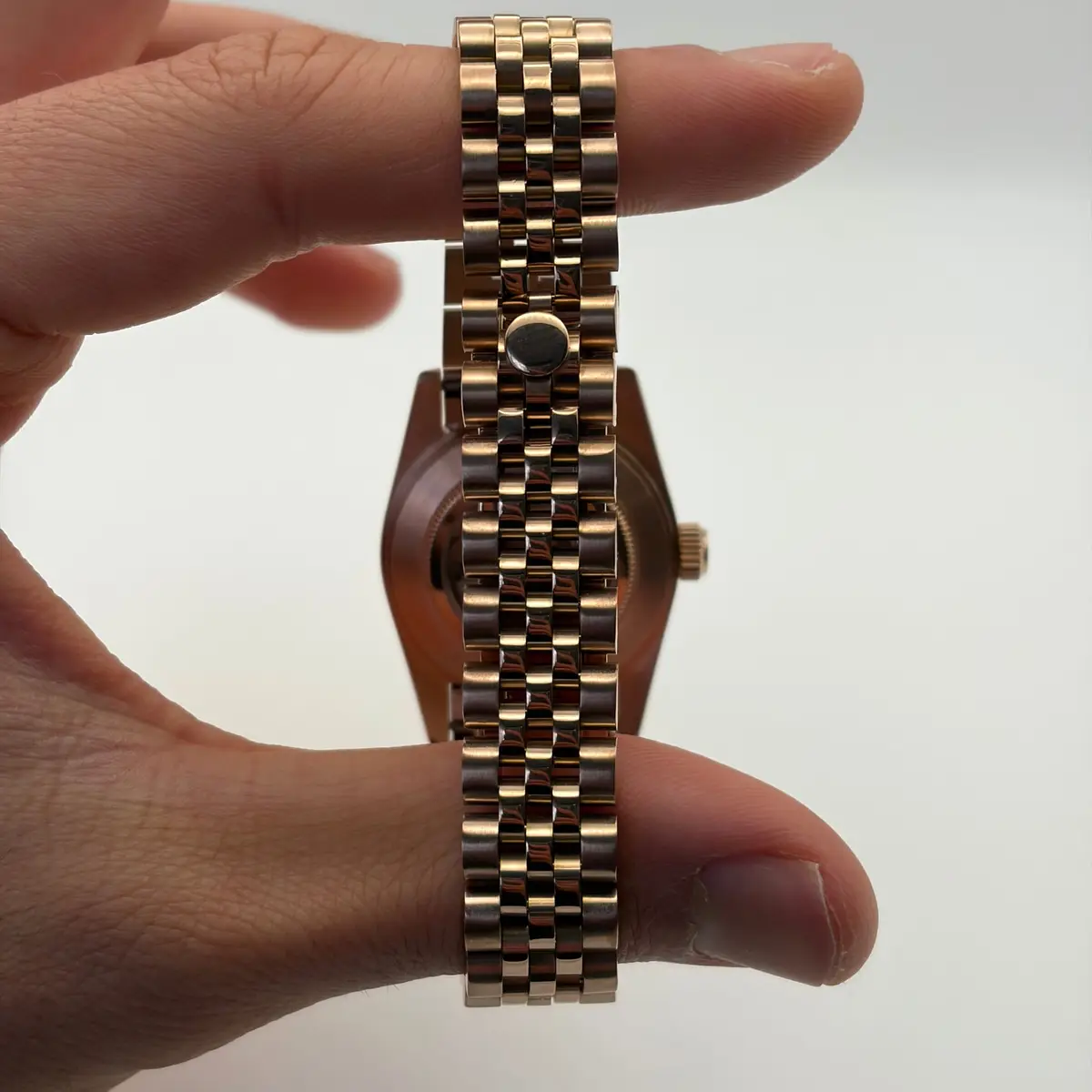 DATE MOD | Roségold, braunes Zifferblatt mit arabischen Ziffern – Automatik – Rückseite mit geschlossener Schließe