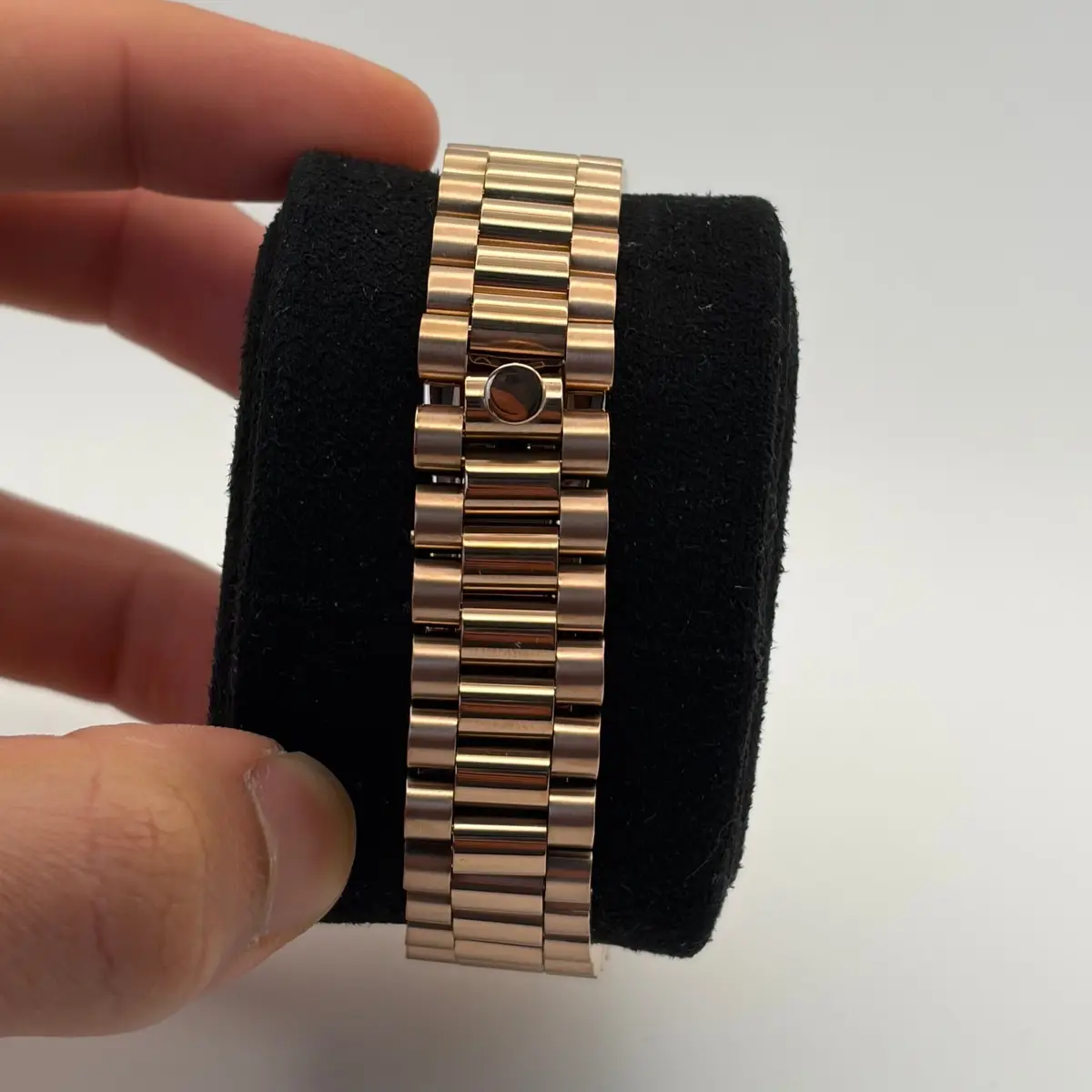 DATE MOD | Roségold mit schwarzem Zifferblatt und arabischen Ziffern – Automatik – Rückseite mit geschlossener Schließe