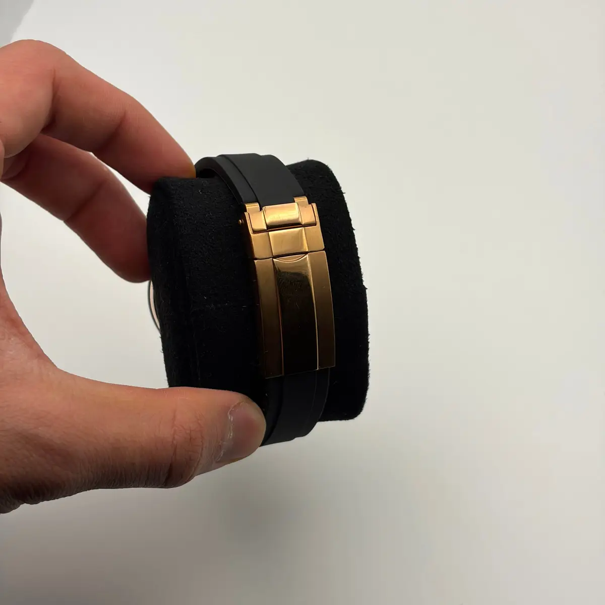 TONA MOD | Roségold Schwarz – 40 mm – Rückseite mit geschlossener Schließe