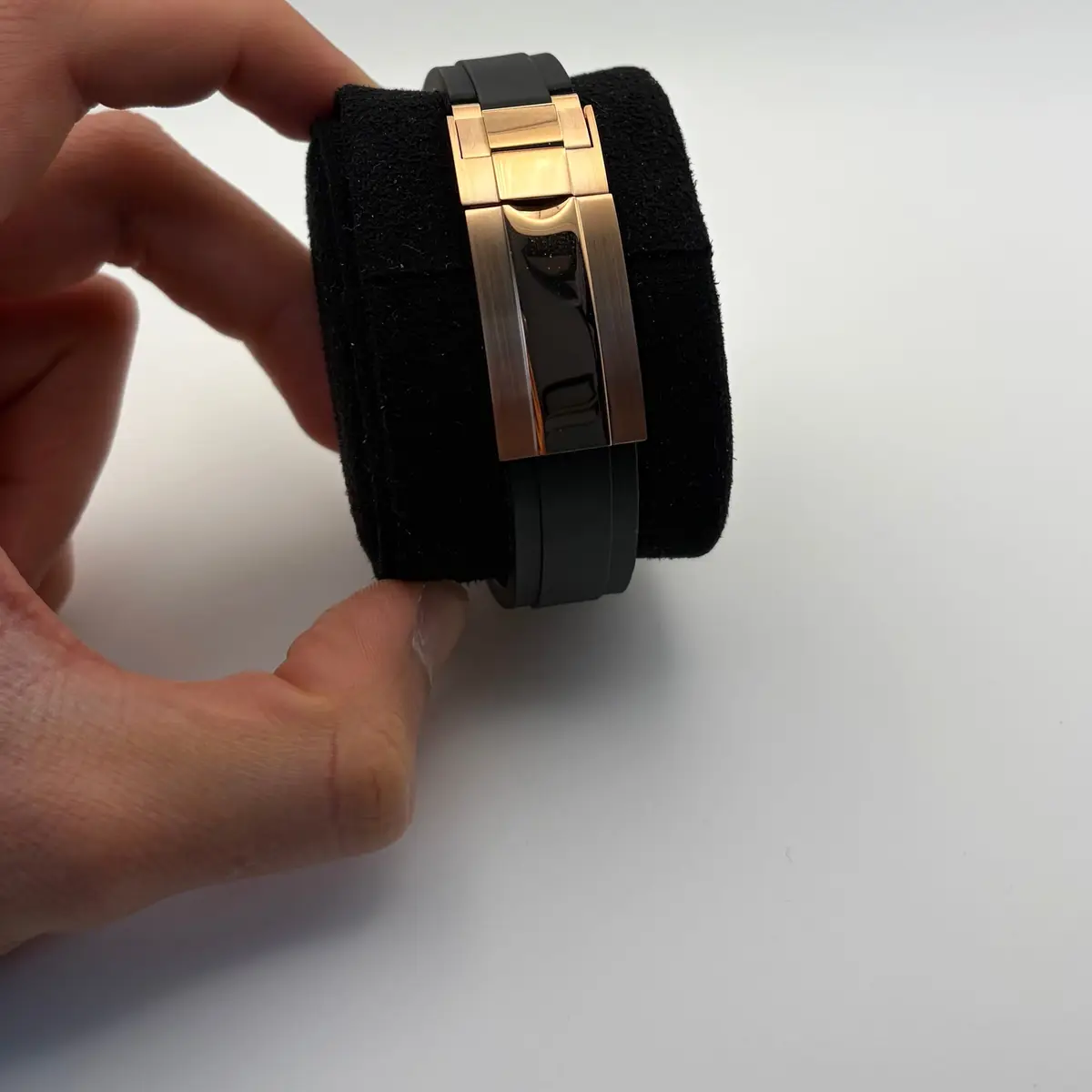 TONA MOD | Esfera marrón, detalles en tono oro rosa – 40 mm – vista trasera con el cierre cerrado