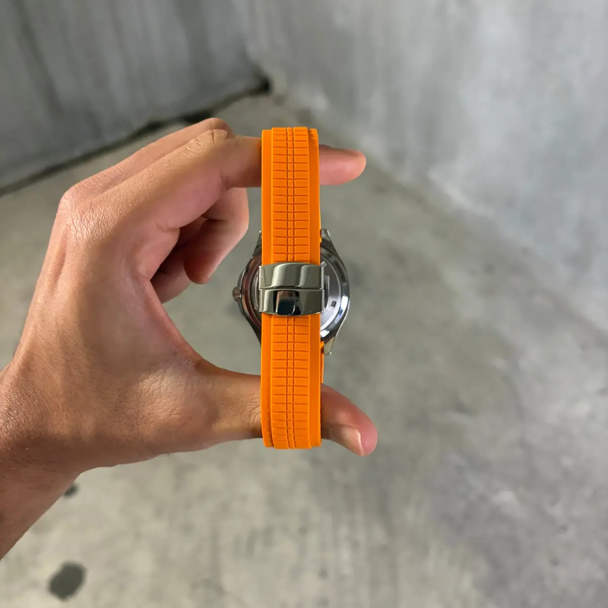 AQUA MOD - ORANGE – Rückseite mit geschlossener Schließe