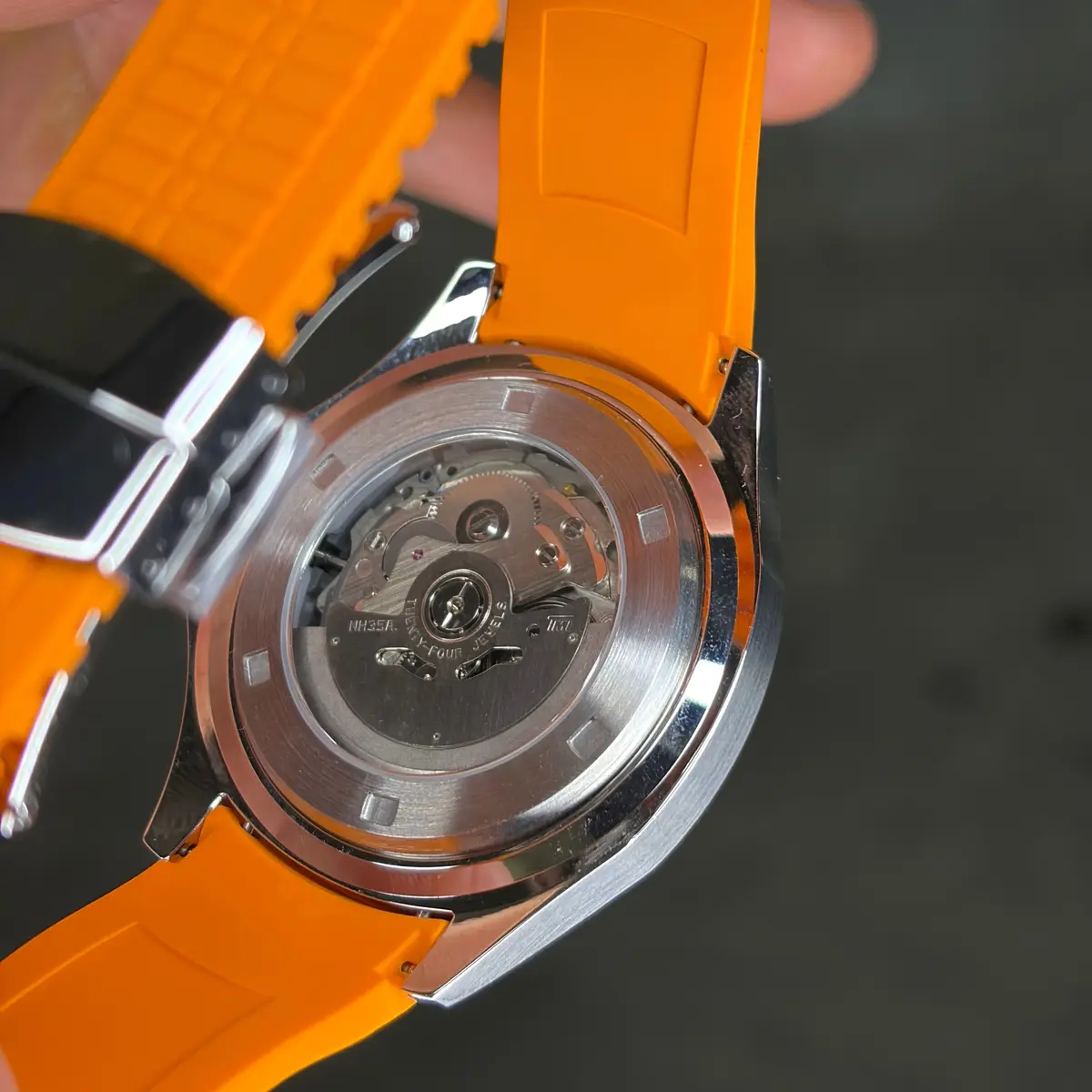 AQUA MOD - ORANGE – Rückseite mit geöffneter Schließe