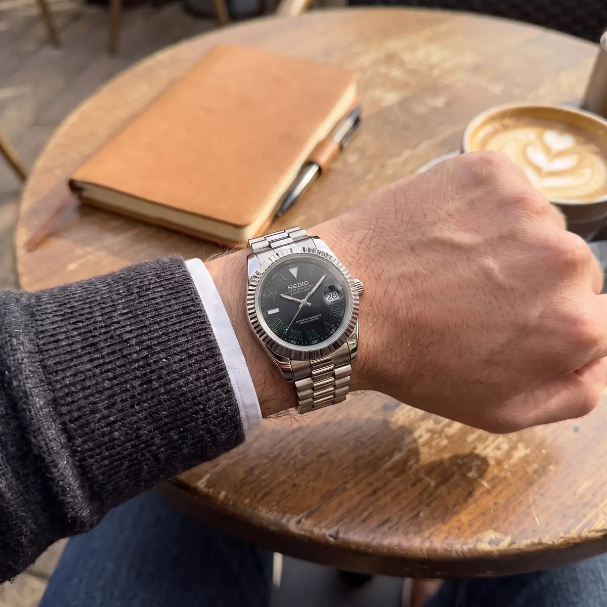 Seiko Mod Uhr CLASSIC MOD SCHWARZ WIMBLEDON – am Handgelenk – Wristshot – MedoMods