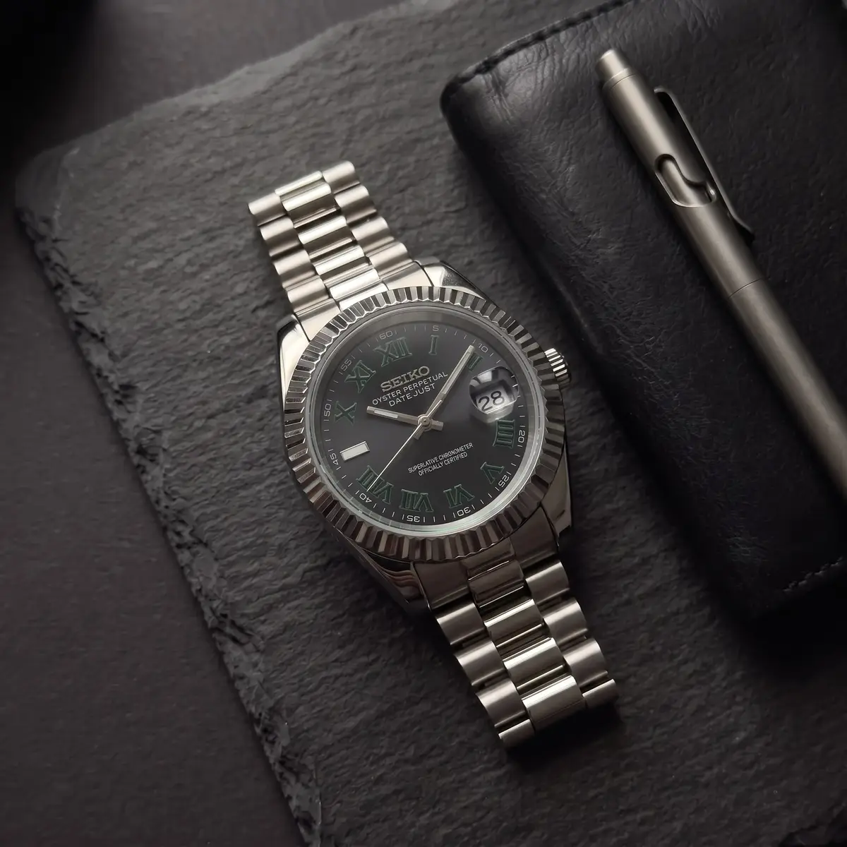 Seiko Mod Uhr CLASSIC MOD SCHWARZ WIMBLEDON – Flatlay auf Schiefer – MedoMods