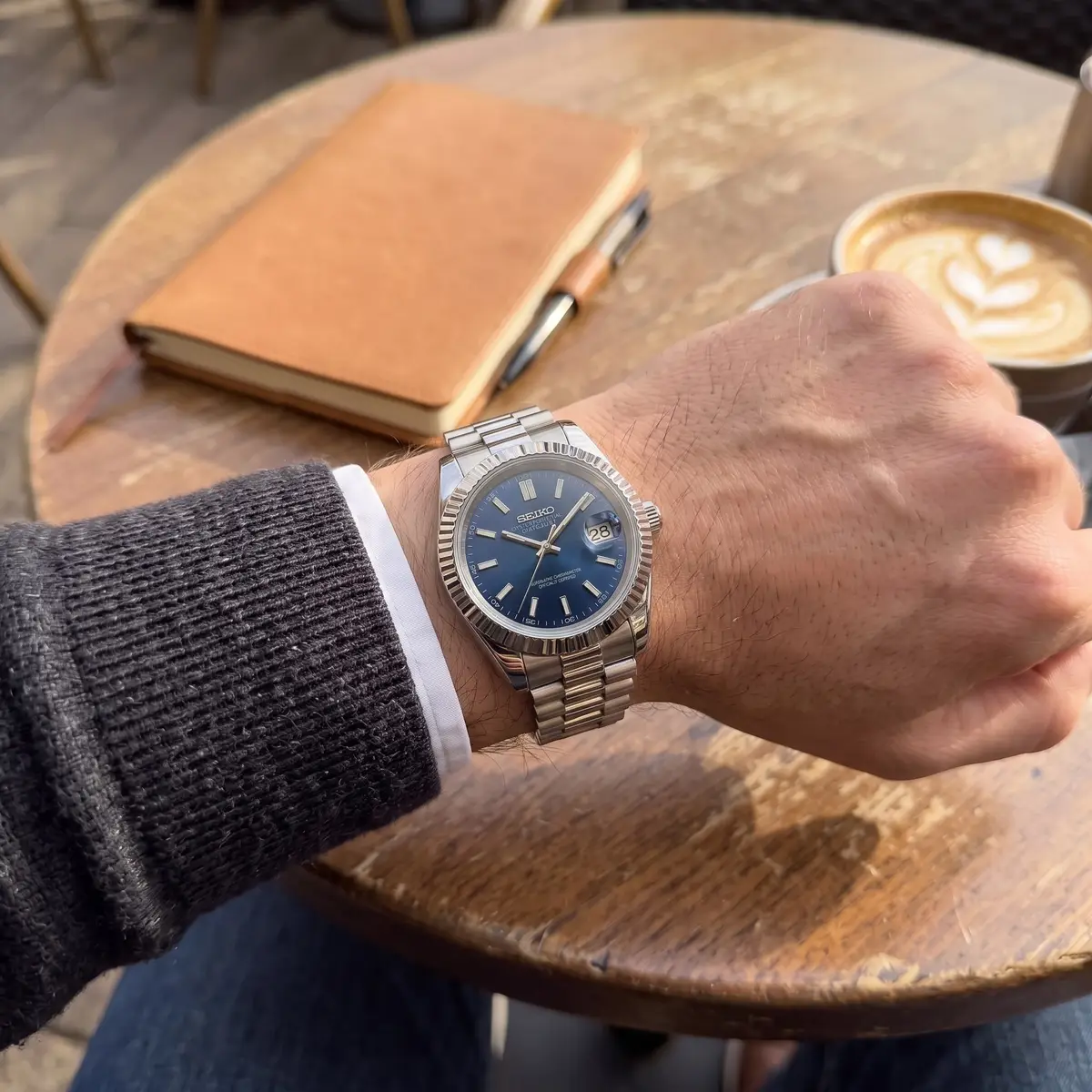Seiko Mod Uhr CLASSIC MOD - DUNKELBLAU – am Handgelenk – Wristshot – MedoMods